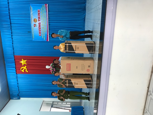 Lễ trao qùa cho học sinh hiếu học Trường THCS Định Hiệp.