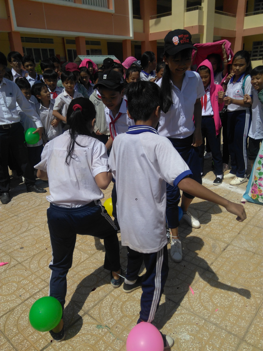 Học sinh tham gia trò chơi.